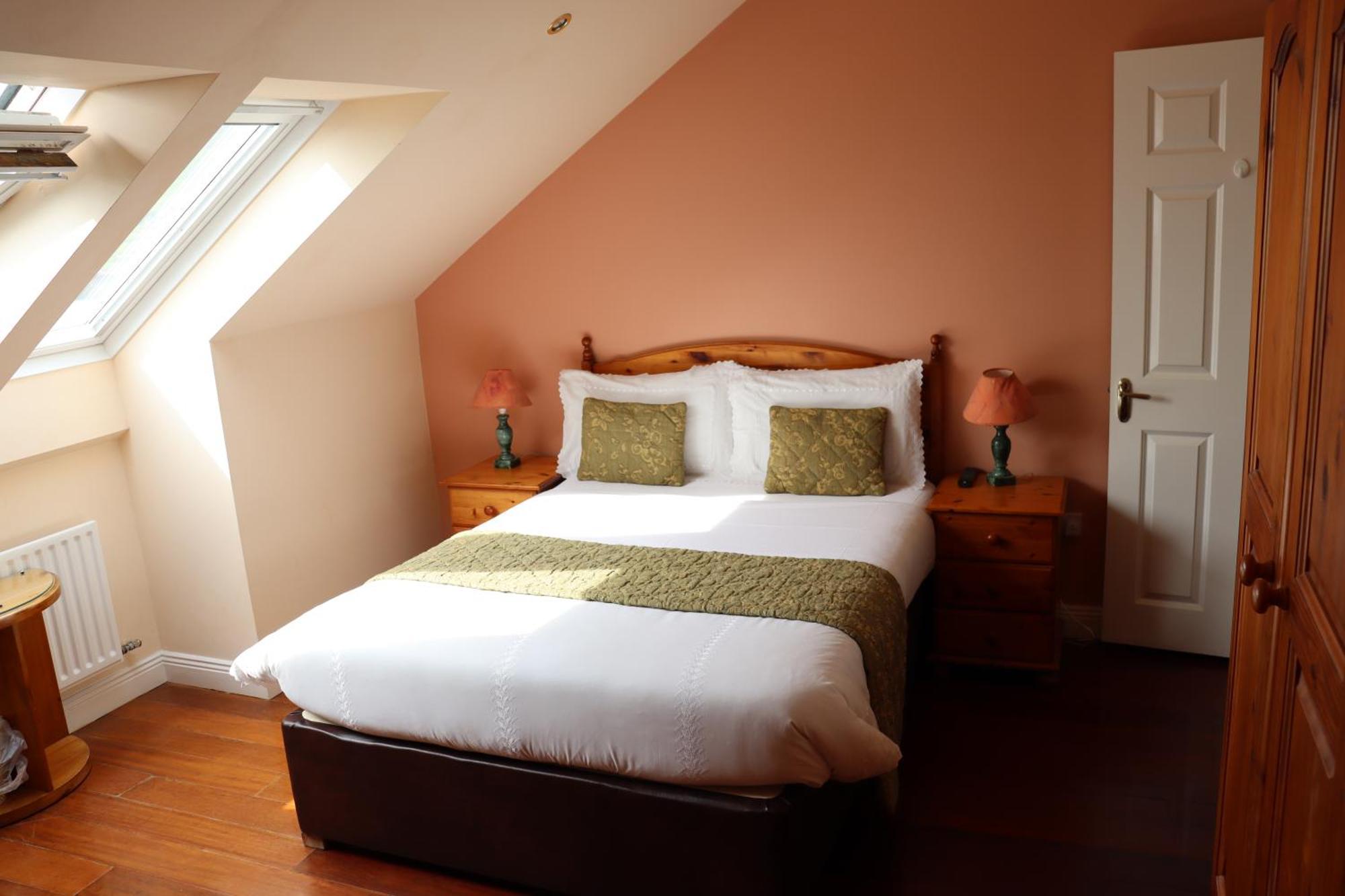 The Old Pier Guest Accommodation, Bed Only, No Breakfast Ballydavid Eksteriør billede
